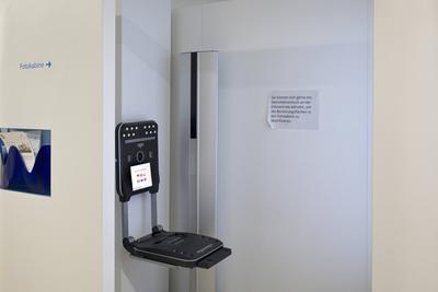 Fotoautomat zur Erstellung von biometrischen Passfotos, Deutschland, Nordrhein-Westfalen, Monheim am Rhein photo booth f-stock-foto