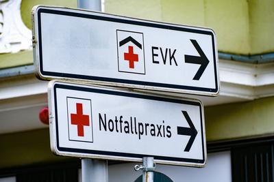 D?sseldorf 17.04.2025 Notfallpraxis Notfall Praxis Rotes Kreuz Notaufnahme Notdienst EVK Evangelisches Krankenhaus Bilk-stock-foto