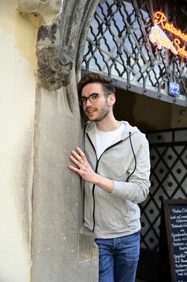 Lukas Natschinski bei einer exklusiven Sightseeing-Tour am Fl?sterbogen auf dem Untermarkt in der G?rlitzer Altstadt. G?-stock-foto