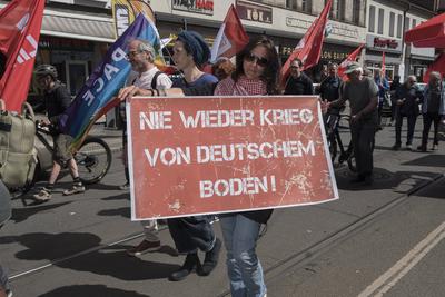 21.04.2025, Ostermarsch, N?rnberg: Zum traditionellen Ostermarsch gingen am Ostermontag mehrere hundert Menschen in N?rn-stock-foto