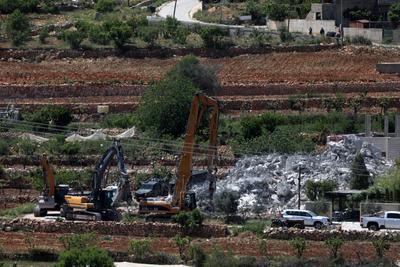 Israeli forces demolish a Palestinian-owned building that it was allegedly 'unauthorized' in Beit Emir-stock-foto