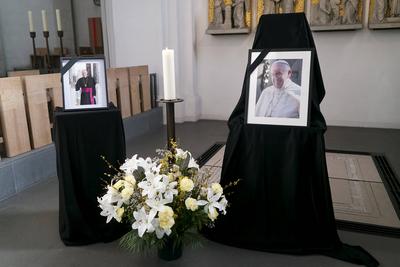 Hamburger Mariendom Innenansicht Stilles Gedenken f?r den verstorbenen Papst Franziskus im Hamburger Mariendom Kerzen und Bilder sollen seiner Gedenken Hamburg 22.04.2025.Auch in Hamburg trauern die Katholiken um den verstorbenen Papst. Franziskus Das Oberhaupt der katholischen Kirche starb am Ostermontag im Alter von 88 Jahren Hamburg Deutschland *** Hamburgs St. Marys Cathedral Interior view Silent commemoration for the late Pope Francis in Hamburgs St. Marys Cathedral Candles and pictures in his memory Hamburg 22 04 2025 Catholics in Hamburg are also mourning the death of Pope Francis The head of the Catholic Church died on Easter Monday at the age of 88 Hamburg Germany-stock-foto