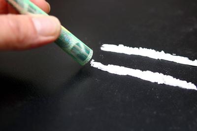 Kokain wird durch 100-Euro-Schein gesschnupft cocaine is snorted through 100 euro note BLWS681703 *** Cocaine will throu-stock-foto
