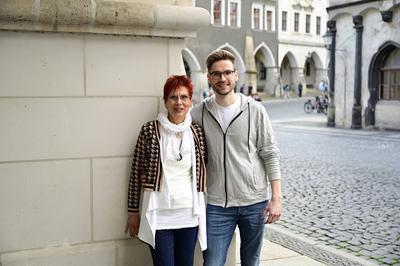 Lukas Natschinski mit Mutter Gundula bei einer exklusiven Sightseeing-Tour auf dem Untermarkt in der G?rlitzer Altstadt.-stock-foto