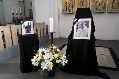 Hamburger Mariendom Innenansicht Stilles Gedenken f?r den verstorbenen Papst Franziskus im Hamburger Mariendom Kerzen und Bilder sollen seiner Gedenken Hamburg 22.04.2025.Auch in Hamburg trauern die Katholiken um den verstorbenen Papst. Franziskus Das Oberhaupt der katholischen Kirche starb am Ostermontag im Alter von 88 Jahren Hamburg Deutschland *** Hamburgs St. Marys Cathedral Interior view Silent commemoration for the late Pope Francis in Hamburgs St. Marys Cathedral Candles and pictures in his memory Hamburg 22 04 2025 Catholics in Hamburg are also mourning the death of Pope Francis The head of the Catholic Church died on Easter Monday at the age of 88 Hamburg Germany-stock-foto