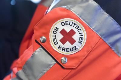 DRK im Einsatz Uniform Logo Zeichen Kennzeichen Signet Wappen Marke des DRK Deutsches Rotes Kreuz Jacke ?rmel 20220220ad-stock-foto