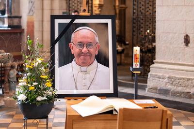 Kondolenzbuch f?r verstorbenen Papst im Limburger Dom-stock-foto