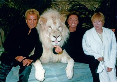 Die beiden deutsch amerikanischen Magier Siegfried und Roy mit einem wei?en L?wen und Schauspielerin Shirley MacLaine,-stock-foto