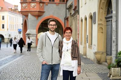 Lukas Natschinski mit Mutter Gundula bei einer exklusiven Sightseeing-Tour in der Br?derstra?e am Sch?nhof in der G?rlit-stock-foto