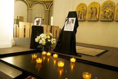 Hamburger Mariendom Innenansicht Stilles Gedenken f?r den verstorbenen Papst Franziskus im Hamburger Mariendom Kerzen und Bilder sollen seiner Gedenken Hamburg 22.04.2025.Auch in Hamburg trauern die Katholiken um den verstorbenen Papst. Franziskus Das Oberhaupt der katholischen Kirche starb am Ostermontag im Alter von 88 Jahren Hamburg Deutschland *** Hamburgs St. Marys Cathedral Interior view Silent commemoration for the late Pope Francis in Hamburgs St. Marys Cathedral Candles and pictures in his memory Hamburg 22 04 2025 Catholics in Hamburg are also mourning the death of Pope Francis The head of the Catholic Church died on Easter Monday at the age of 88 Hamburg Germany-stock-foto