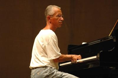 Der amerikanische Jazz-Pianist Keith Jarrett beim Soundcheck f?r den Auftritt seines Keith Jarrett Trio beim Klavier Fes-stock-foto