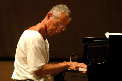 Der amerikanische Jazz-Pianist Keith Jarrett beim Soundcheck f?r den Auftritt seines Keith Jarrett Trio beim Klavier Fes-stock-foto