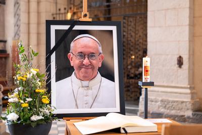 Kondolenzbuch f?r verstorbenen Papst im Limburger Dom-stock-foto