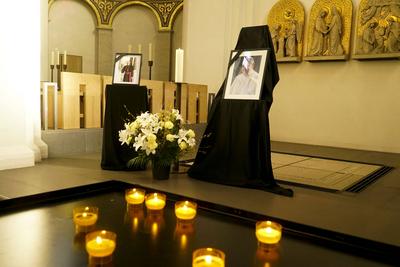 Hamburger Mariendom Innenansicht Stilles Gedenken f?r den verstorbenen Papst Franziskus im Hamburger Mariendom Kerzen und Bilder sollen seiner Gedenken Hamburg 22.04.2025.Auch in Hamburg trauern die Katholiken um den verstorbenen Papst. Franziskus Das Oberhaupt der katholischen Kirche starb am Ostermontag im Alter von 88 Jahren Hamburg Deutschland *** Hamburgs St. Marys Cathedral Interior view Silent commemoration for the late Pope Francis in Hamburgs St. Marys Cathedral Candles and pictures in his memory Hamburg 22 04 2025 Catholics in Hamburg are also mourning the death of Pope Francis The head of the Catholic Church died on Easter Monday at the age of 88 Hamburg Germany-stock-foto
