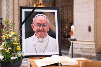 Kondolenzbuch f?r verstorbenen Papst im Limburger Dom-stock-foto