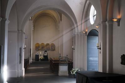 Hamburger Mariendom Innenansicht Ein besonderer Sonnenstrahl hat dabei heute morgen durch die Fenster des Doms auf den Gedenkplatz gestrahlt. Es hatte doch schon etwas leicht mystisches.Stilles Gedenken f?r den verstorbenen Papst Franziskus im Hamburger Mariendom Kerzen und Bilder sollen seiner Gedenken Hamburg 22.04.2025.Auch in Hamburg trauern die Katholiken um den verstorbenen Papst. Franziskus Das Oberhaupt der katholischen Kirche starb am Ostermontag im Alter von 88 Jahren Hamburg Deutschland *** Hamburgs St. Marys Cathedral Interior view A special ray of sunshine shone through the windows of the cathedral onto the memorial square this morning There was something slightly mystical about it Silent remembrance for the late Pope Franc-stock-foto