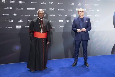 v.l. Kardinal Peter TURKSON, Stefan SCHULZE-HAUSMANN, Stiftung Deutscher Nachhaltigkeitspreis, Stiftung Deutscher Nachha-stock-foto