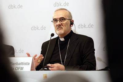 Pierbattista Pizzaballa beim Pressegespr?ch zum Thema Fl?chenbrand im Nahen Osten: Zur Situation der Christinnen und Chr-stock-foto