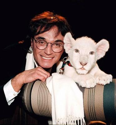 Magier Roy Horn (GER/Siegfried & Roy) mit einem wei?en L?wen anl?sslich einer Wohlt?tigkeitsveranstaltung in Rosenheim-stock-foto