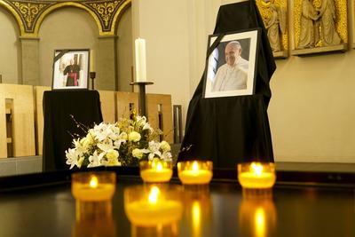 Hamburger Mariendom Innenansicht Stilles Gedenken f?r den verstorbenen Papst Franziskus im Hamburger Mariendom Kerzen und Bilder sollen seiner Gedenken Hamburg 22.04.2025.Auch in Hamburg trauern die Katholiken um den verstorbenen Papst. Franziskus Das Oberhaupt der katholischen Kirche starb am Ostermontag im Alter von 88 Jahren Hamburg Deutschland *** Hamburgs St. Marys Cathedral Interior view Silent commemoration for the late Pope Francis in Hamburgs St. Marys Cathedral Candles and pictures in his memory Hamburg 22 04 2025 Catholics in Hamburg are also mourning the death of Pope Francis The head of the Catholic Church died on Easter Monday at the age of 88 Hamburg Germany-stock-foto