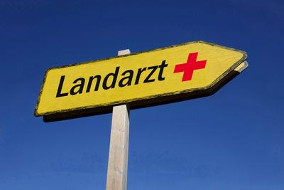 Wegweiser mit Schriftzug Landarzt und Rotes Kreuz Wegweiser mit Schriftzug Landarzt und Rotes Kreuz, 29.08.2024, Borkwal-stock-photo