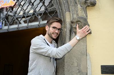 Lukas Natschinski bei einer exklusiven Sightseeing-Tour am Fl?sterbogen auf dem Untermarkt in der G?rlitzer Altstadt. G?-stock-foto