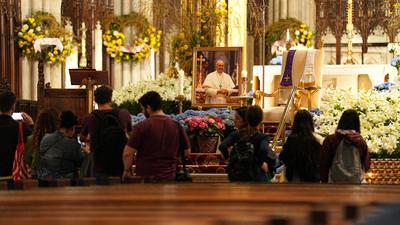 "portrait of the late pope francis displayed at st. Patrick?s cathedral altar in final tribute"-stock-foto