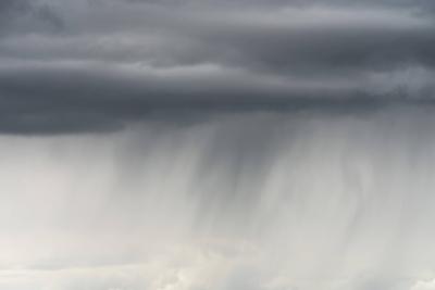 Dunkle Wolken und Regen ist am Horizont bei Rottweil zu sehen. Rottweil Baden-W?rttemberg Deutschland *** Dark clouds an-stock-foto
