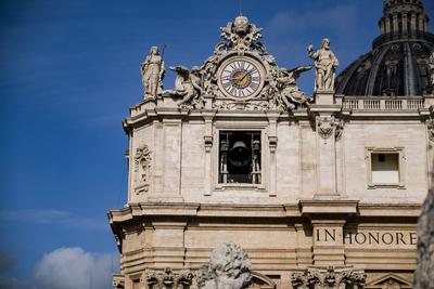 News - Pope Francis' body is carried in a coffin into Saint Peter's Basilica-stock-photo
