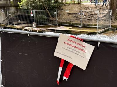 Nach einem schweren Unfall in der ber?hmten Eisbach-Welle am s?dlichen Rand des Englischen Gartens wurde diese von der F-stock-foto