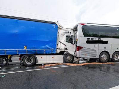 LKW f?hrt auf Reisebus auf 37 betroffene Personen bei einem schweren Auffahrunfall zwischen LKW und Reisebus auf der A2-stock-photo