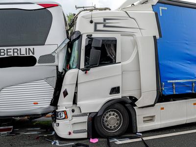 LKW f?hrt auf Reisebus auf 37 betroffene Personen bei einem schweren Auffahrunfall zwischen LKW und Reisebus auf der A2-stock-foto