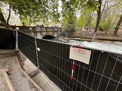 Nach einem schweren Unfall in der ber?hmten Eisbach-Welle am s?dlichen Rand des Englischen Gartens wurde diese von der F-stock-foto