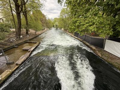 Nach einem schweren Unfall in der ber?hmten Eisbach-Welle am s?dlichen Rand des Englischen Gartens wurde diese von der F-stock-foto