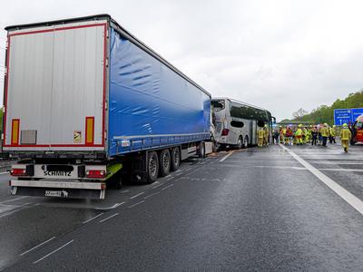 LKW f?hrt auf Reisebus auf 37 betroffene Personen bei einem schweren Auffahrunfall zwischen LKW und Reisebus auf der A2-stock-foto