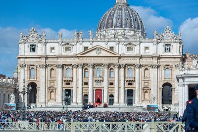 Italien, Vatikan, Rom am 23.04.2025: Der Leichnam des Papstes wurde in einer Prozession mit Pristern und Kardin?le in de-stock-foto
