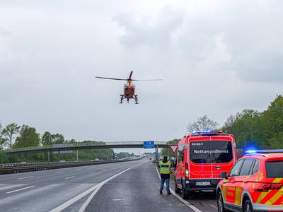 LKW f?hrt auf Reisebus auf Der Rettungshubschrauber brauchte zum Gl?ck nicht transportieren. *** Truck hits coach The re-stock-foto