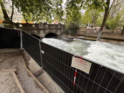 Nach einem schweren Unfall in der ber?hmten Eisbach-Welle am s?dlichen Rand des Englischen Gartens wurde diese von der F-stock-foto