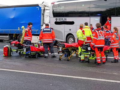 LKW f?hrt auf Reisebus auf 37 betroffene Personen bei einem schweren Auffahrunfall zwischen LKW und Reisebus auf der A2-stock-foto