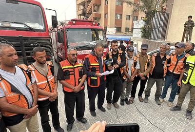 Members of the Palestinian Civil Defense participate in a press conference regarding the targeting of their crews-stock-foto