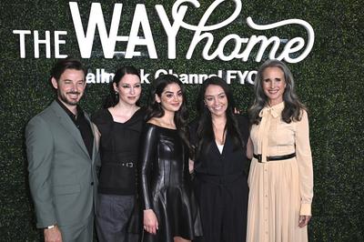 Evan Williams, Chyler Leigh, Sadie Laflamme-Snow, Emily Longeretta, Andie MacDowel-stock-foto