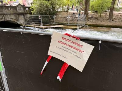 Nach einem schweren Unfall in der ber?hmten Eisbach-Welle am s?dlichen Rand des Englischen Gartens wurde diese von der F-stock-foto
