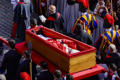 News - Pope Francis' body is carried in a coffin into Saint Peter's Basilica-stock-photo