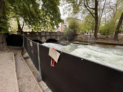 Nach einem schweren Unfall in der ber?hmten Eisbach-Welle am s?dlichen Rand des Englischen Gartens wurde diese von der F-stock-foto