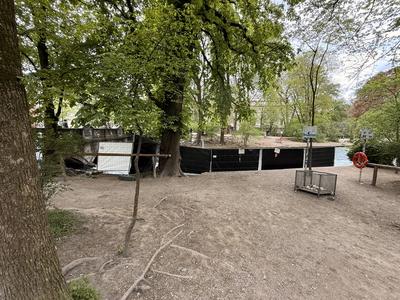 Nach einem schweren Unfall in der ber?hmten Eisbach-Welle am s?dlichen Rand des Englischen Gartens wurde diese von der F-stock-foto
