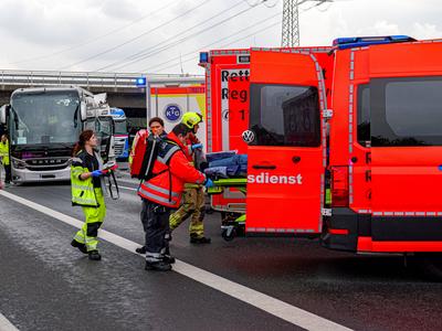LKW f?hrt auf Reisebus auf 37 betroffene Personen bei einem schweren Auffahrunfall zwischen LKW und Reisebus auf der A2-stock-foto