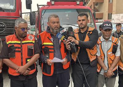 Members of the Palestinian Civil Defense participate in a press conference regarding the targeting of their crews-stock-foto