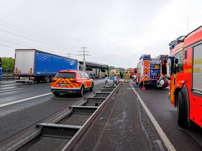 LKW f?hrt auf Reisebus auf 37 betroffene Personen bei einem schweren Auffahrunfall zwischen LKW und Reisebus auf der A2-stock-foto
