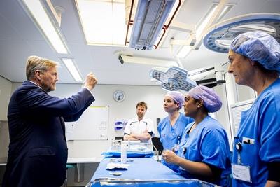 King visits Beverwijk Burns Center, Beverwijk, The Netherlands-stock-foto