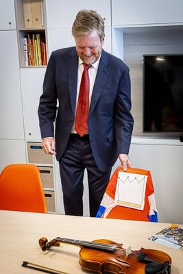 King visits Beverwijk Burns Center, Beverwijk, The Netherlands-stock-foto